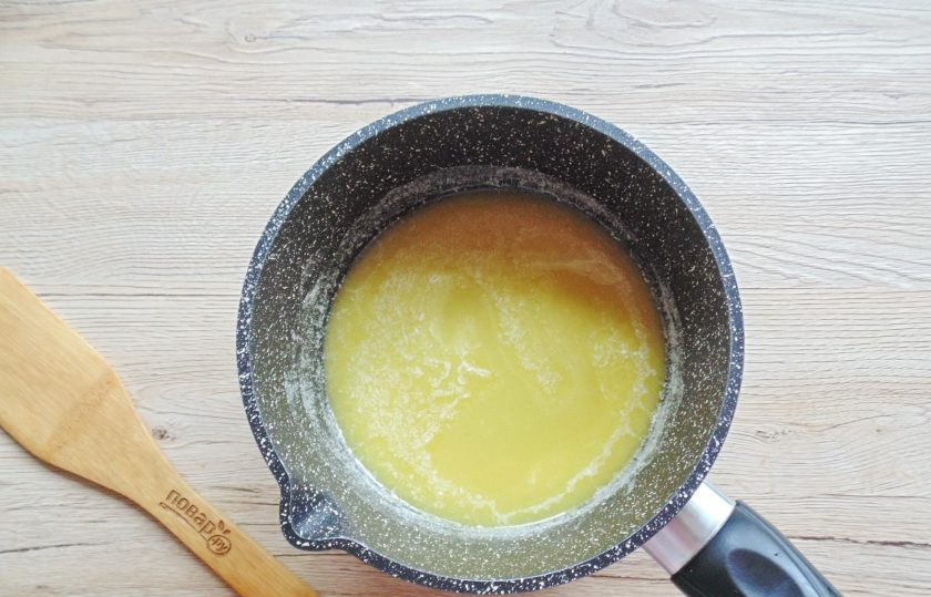 1. Этап. Медовик с вишней и сметанным кремом: Доведите на плите мёд и масло до полного растворения.