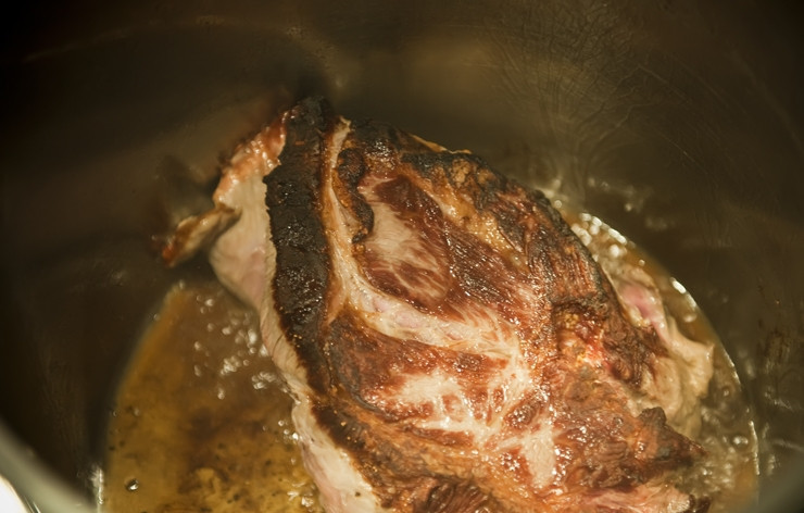 1. Этап. Говядина с овощами и картофелем: 2. В глубокую кастрюлю влейте растительного масла (столько, чтобы покрылось все дно). Хорошенько нагрейте и обжарьте мясо со всех сторон до коричневого цвета.