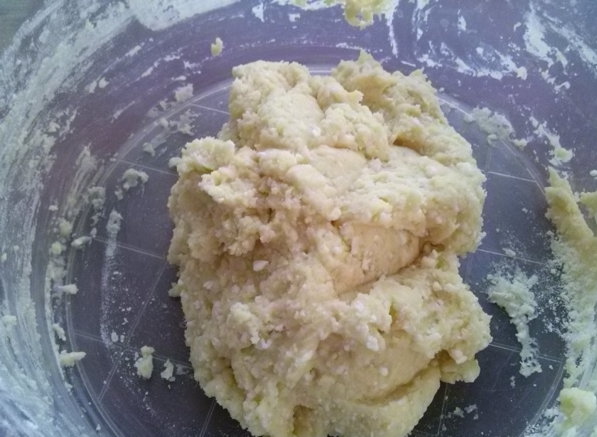 1. Этап. Пончики из творога: 2. Взбейте яйца с сахаром. Выложите в миску творог, добавьте к нему яичную смесь, соду, гашенную лимонным соком, муку и щепотку соли. Быстро и тщательно перемешайте все ингредиенты до получения однородной консистенции. Тесто получается липким.