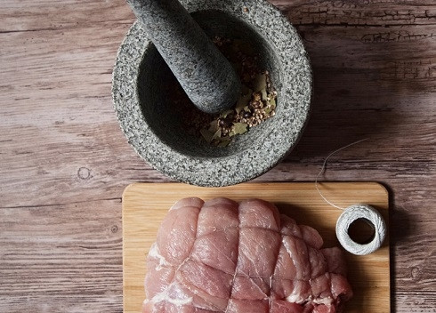 1. Этап. Свиная лопатка в рукаве: Измельчим все сухие специи в ступке, или любым другим способом.