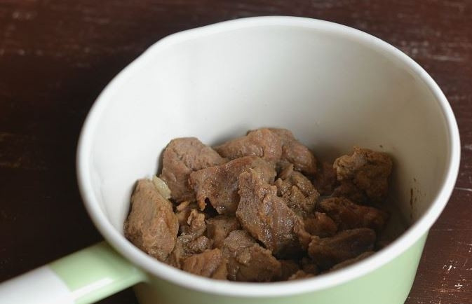 1. Этап. Свинина с ананасом: Свинину вымойте и разрежьте на небольшие кусочки. В сотейнике разогрейте растительное масло, обжарьте на нем свинину в течение пяти минут на сильном огне. Затем добавьте воду и тушите около часа на медленном огне под крышкой.