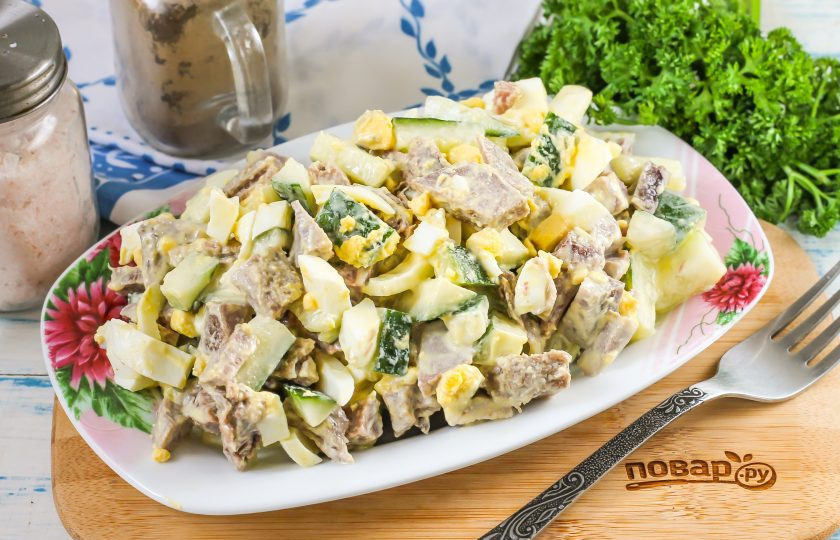 1. Этап. Салат из свиного языка с огурцом: Выложите салат на тарелку и подайте к столу.