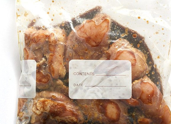 1. Этап. Куриные бедра с сыром и томатами: 2. Вымойте мясо и оботрите его салфетками. Соедините маринад с мясом и отправьте в холодильник минимум на 30 минут, можно на всю ночь.