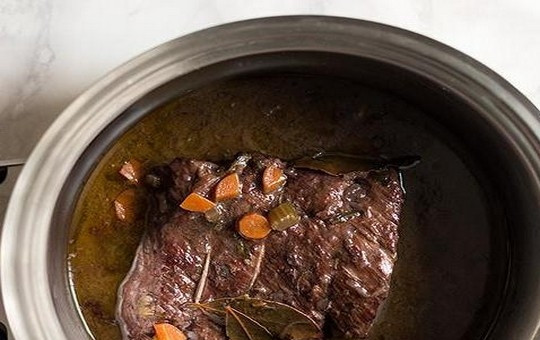 1. Этап. Мясо в красном вине: Продолжайте готовить мясо на среднем огне, пока вино не выпарится и не исчезнет запах алкоголя. Теперь уменьшите огонь до минимума, накройте мясо крышкой и тушите 2-2,5 часа, переворачивая его каждые полчаса. В середине приготовления добавьте соль. Готовое мясо должно получиться очень мягким. Выключите огонь и дайте мясу остыть 30 минут.