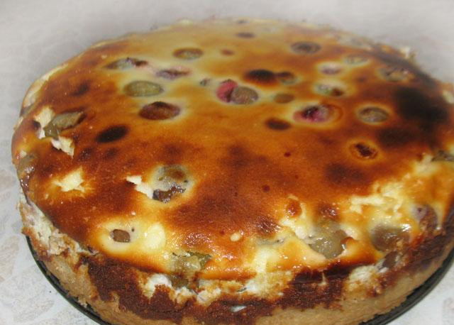 1. Этап. Пирог с крыжовником: Пирог ставим в разогретую духовку до 180 градусов и запекаем около часа.