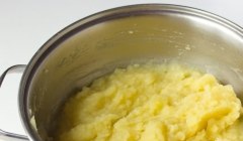 1. Этап. Картофельное пюре с Пармезаном: Перемешиваем картофельное пюре с сыром и специями и подаём к столу горячим в качестве гарнира, посыпав дополнительно каждую порцию тёртым 