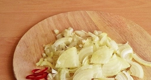 1. Этап. Маринад для кролика: 1. Почистите лук и нарежьте его тонкими полукольцами. Возьмите горький красный перец. Аккуратно нарежьте несколько колечек. Проследите, чтоб не осталось зерен.