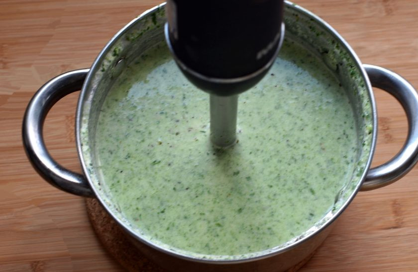 1. Этап. Суп из цукини со шпинатом и киноа: Пробейте суп блендером до однородности.