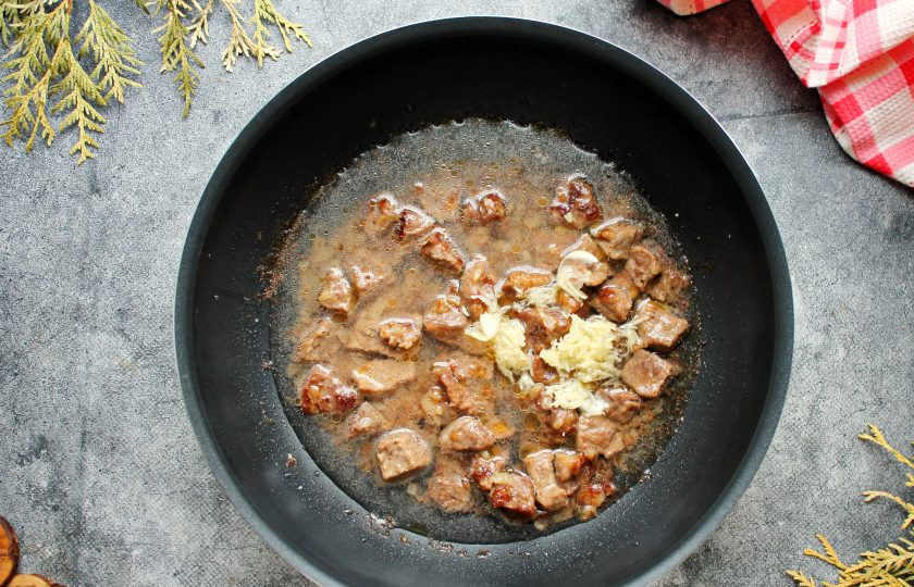 1. Этап. Лилибж: Влейте в казан горячую воду, измельченный чеснок и перемешайте.