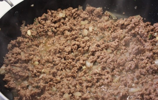 1. Этап. Лазанья с готовыми листами: Добавьте к луку с чесноком фарш и обжарьте 10- 15 минут. Посолите и поперчите и добавьте орегано.