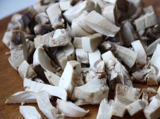 1. Этап. Паштет из шампиньонов: Мелко нарежьте грибы.