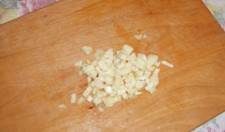 1. Этап. Маринованная капуста на скорую руку: 4. Чеснок мелко нарезаем.