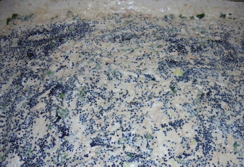 1. Этап. Лаваш с тунцом консервированным: 5. Посыпаю сверху имитацией черной икры (можно и настоящей, если такая есть).