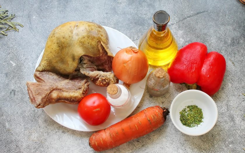 1. Этап. Говяжьи губы с овощами: Подготовьте все необходимые ингредиенты для приготовления говяжьих губ, тушеных с овощами. Овощи почистите и вымойте, губы разрежьте на 2-3 части и при необходимости зачистите.