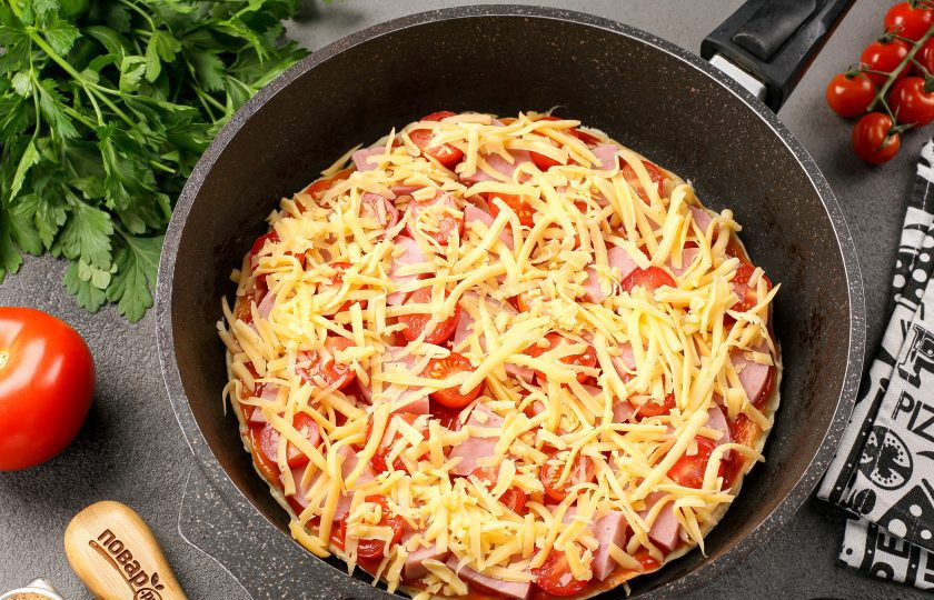 1. Этап. Пицца на сковороде без сметаны и кефира за 10 минут: И посыпьте всё сыром. Накройте сковороду опять крышкой и на небольшом огне готовьте около 10 минут. Следите за тем, чтобы низ пиццы не подгорел, если необходимо, снимите раньше или подержите наоборот ещё некоторое время на огне.