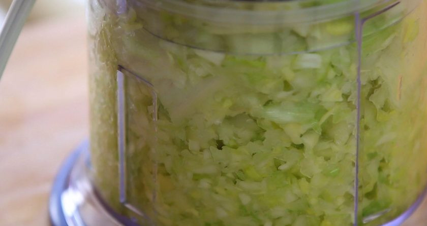 1. Этап. Куриный суп с лапшой по-итальянски: 3. Измельчите овощи в чаше блендера в кашицу в течение 1-ой минуты.