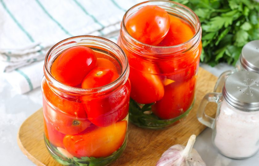 1. Этап. Помидоры с семенами горчицы на зиму: Вскипятите воду в чайнике и залейте ее в емкости до краев, подставляя под банки нож, чтобы они не лопнули от перепада температуры. Накройте жестяными крышками емкости и дайте пропариться около 10 минут.