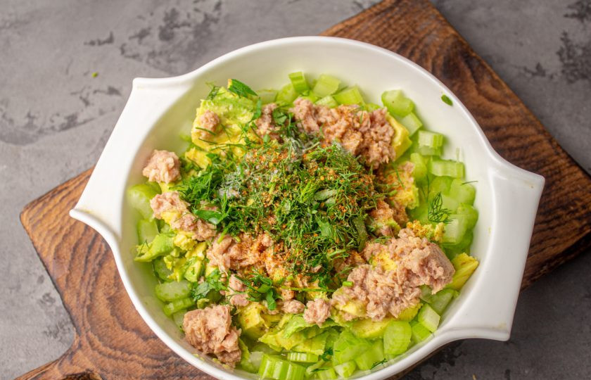 1. Этап. Салат с тунцом, сельдереем и авокадо: Зелень мелко нарежьте, добавьте по вкусу соль и черный молотый перец.