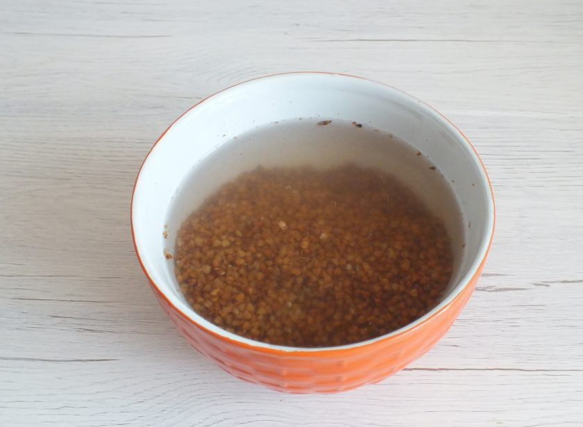 1. Этап. Гречка в пароварке: Залейте гречку теплой водой. Взболтайте, чтобы на верх поднялся весь мусор. Удалите. Вылейте воду. Промойте еще раз в теплой воде, перетирая ее в ладонях.