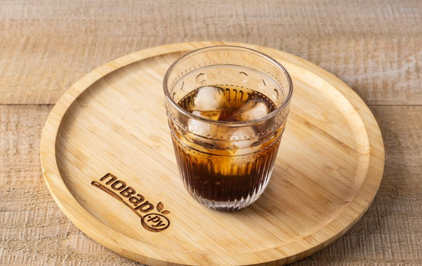 1. Этап. Холодный кофе с вареньем: Влейте холодный кофе.