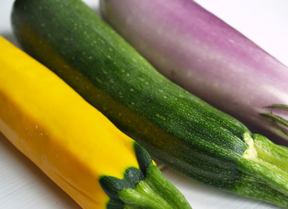 1. Этап. Рататуй: 1. Баклажан, цуккини и патиссон промойте. Нарежьте тонкими кружочками. Кожицу оставьте. Желательно использовать свежие молодые овощи.