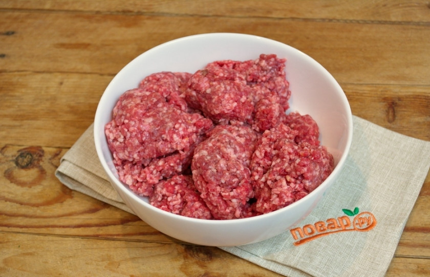 1. Этап. Американский мясной хлеб в горшочке: Для приготовления американского хлеба мы возьмем смешанный фарш. Его можно приготовить дома или купить в мясной лавке. Фарш должен состоять из свинины и говядины (в одинаковых пропорциях).