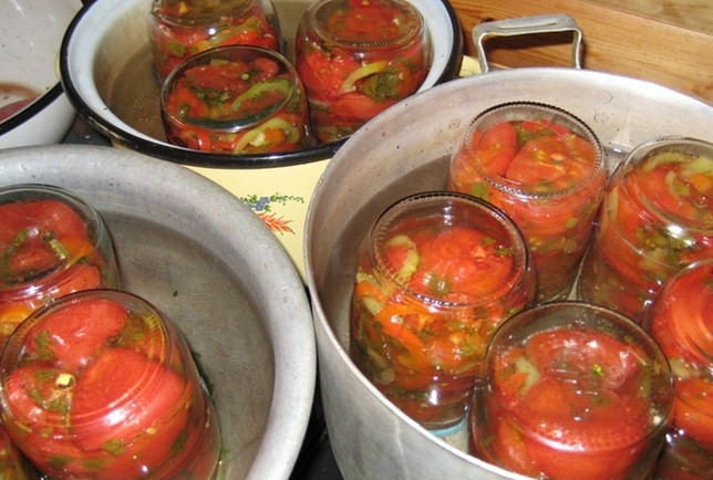 1. Этап. Солянка с помидорами: После того, как вы закрутите банки, переверните их вниз крышками и оставьте так до полного остывания воды. Готовую консервацию храните в прохладном месте.