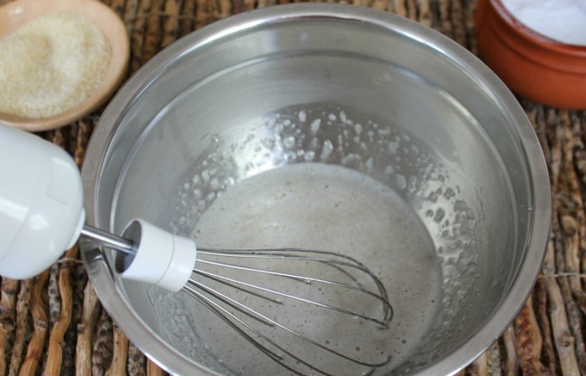 1. Этап. Кулич с корицей: Готовые куличи покрываем глазурью. Для глазури стакан сахарной пудры и 4 столовых ложки воды разогреваем, помешивая, до полного растворения пудры. В миске соединяем столовую ложку желатина и 4 столовых ложки воды, перемешиваем. Соединяем сироп с желатином и взбиваем миксером в течение минуты.