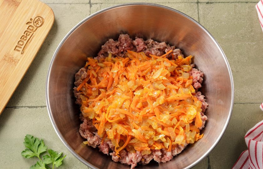 1. Этап. Ленивые голубцы в аэрогриле: Добавьте обжаренные овощи.