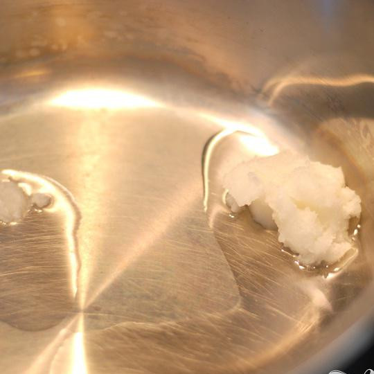 1. Этап. Тайский кокосовый рис: Растопите кокосовое масло на среднем огне.