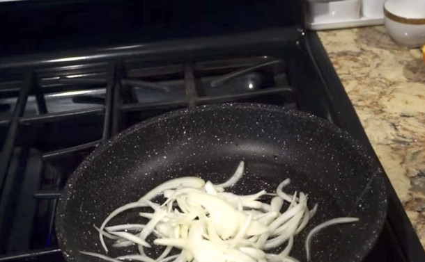 1. Этап. Лобио из консервированной фасоли: Фасоль выкладываем из банки и промываем под холодной водой. Лук нарежьте полукольцами и обжарьте на разогретой с небольшим количеством растительного масла сковороде.