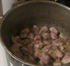 1. Этап. Бигус с мясом: Лучше всего бигус готовить в казанке. Если его нет - возьмите кастрюлю с толстым дном. Разогреваем в казанке растительное масло и обжариваем в нем нарезанное на кусочки мясо. Обжариваем до румяной корочки.