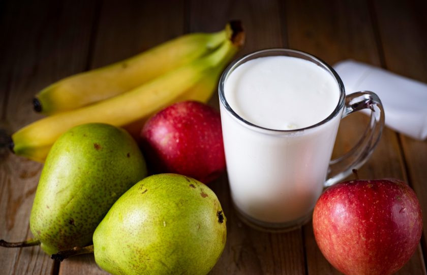 1. Этап. Смузи с бананом, грушей и яблоком: Все ингредиенты сразу же выложим на стол. Яблоки, груши и бананы помоем.