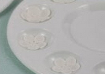 1. Этап. Сахарные цветы: Если есть вот такая форма, можно уложить в нее цветы, чтобы придать им форму и дать мастике подсохнуть. Предварительно ячейки формы нужно подпылить кукурузным крахмалом. Вместо такой формы можно использовать чайные или столовые ложки.