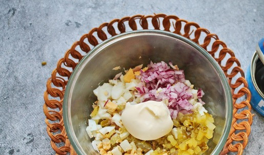 1. Этап. Тарталетки с тунцом и огурцом: Все немного посолите, поперчите и положите майонез, перемешайте. Массой заполните тарталетки, украсьте и подавайте.