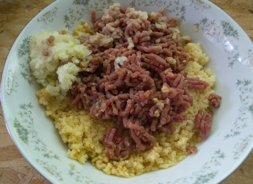 1. Этап. Драники в горшочках с мясом: К картофелю добавляем фарш. Добавляем соль, перец. Перемешиваем.