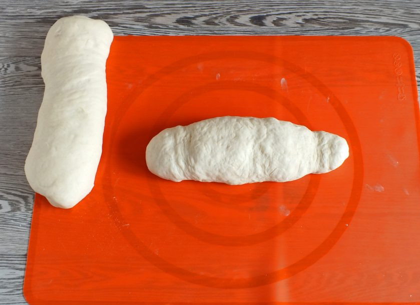 1. Этап. Городская булка: Края рулетика слегка прокатайте ладонью, как бы заостряя их.