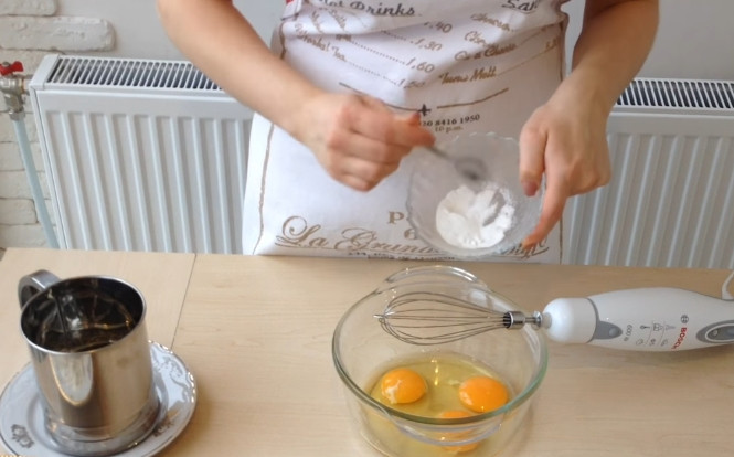 1. Этап. Торт Медовик (Рыжик): 4. Тем временем в отдельную миску вбиваете куриные яйца, добавляете столовую ложку соды и взбиваете все до образования пышной пены.