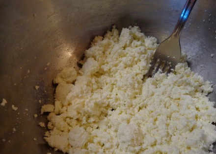 1. Этап. Блинчики с творогом и ягодами: Творог растираем с сахаром до полного растворения сахара. Размораживаем ягоды, если они заморожены.