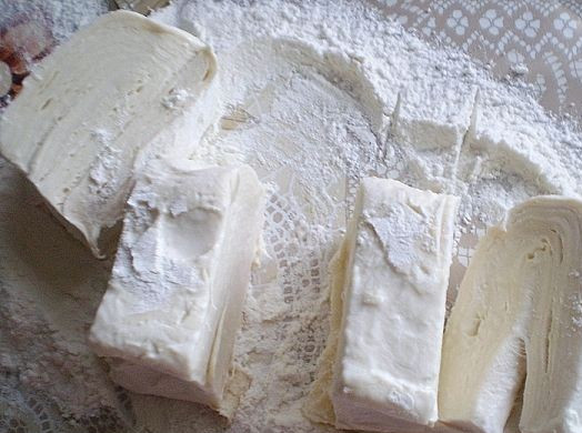 1. Этап. Слойки с рыбой: Размораживаем слоеное тесто и делим его на 4 части.