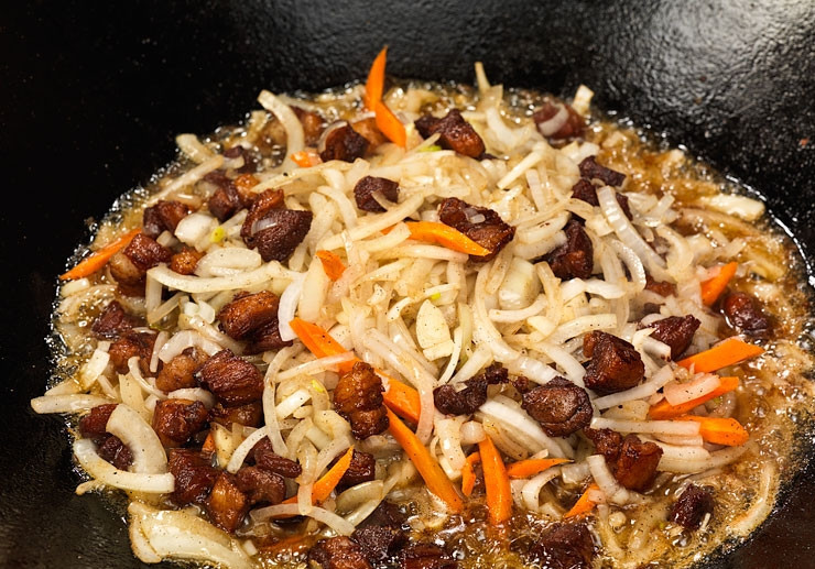 1. Этап. Шавля по-узбекски: 3. Теперь можно выложить весь лук и небольшую порцию моркови. Ее мы будем постоянно добавлять в процессе.