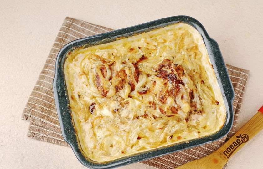 1. Этап. Куриные бёдра в сметанном соусе в духовке: Запекайте в предварительно разогретой до 180 градусов духовке около 40 минут.