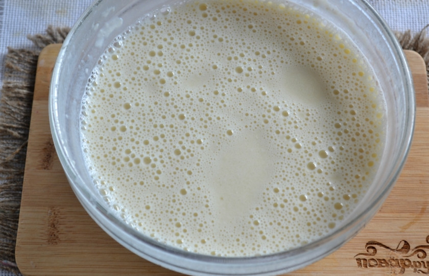 1. Этап. Блины на опаре дрожжевые: Тесто готово для выпекания блинов. Налейте небольшое количество теста на хорошо разогретую сковороду и выпекайте без масла с обеих сторон до коричневого цвета.