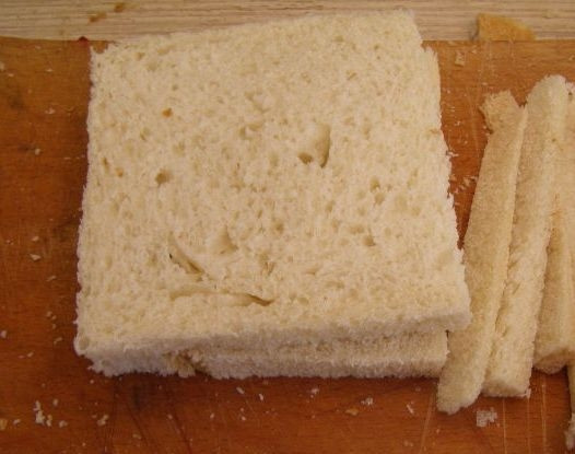 1. Этап. Гренки сладкие: Обрежьте края и ломтиков белого хлеба.