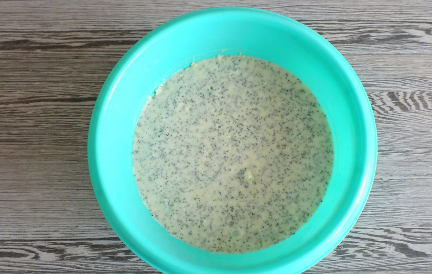 1. Этап. Кексы на кефире с маком: Взбейте тесто миксером.