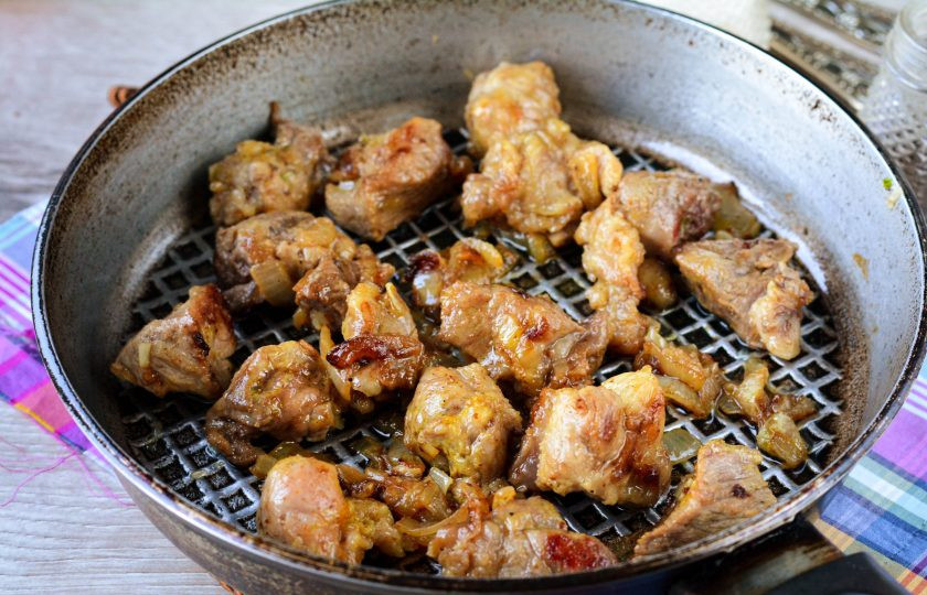 1. Этап. Гречка с мясом «Роскошная»: Сделайте сильный огонь и обжаривайте мясо до румяной корочки 3-4 минуты. Добавьте соль и перец по вкусу. Снимите с огня.