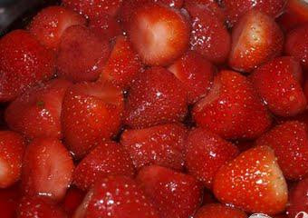 1. Этап. Клубничная губка: 5. Томить ягоды на огне до тех пор, пока они не станут равномерно пускать сок, и сахар не расплавится. Не допускайте, чтобы ягоды стали мягкими!