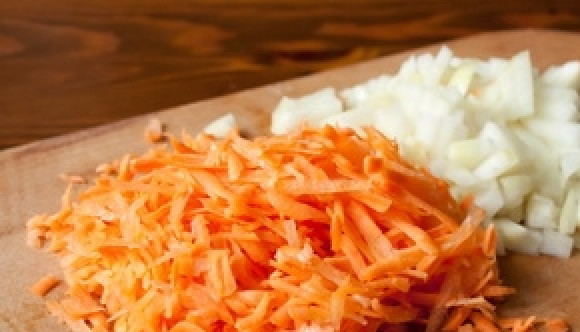 1. Этап. Рагу из капусты: Порезать лук и морковь, обжарить отдельно на сковороде.