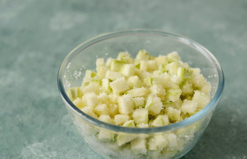 1. Этап. Варенье с кабачком и ананасом: Кабачок тоже нарежьте на мелкие кубики. Если кабачок жесткий, предварительно удалите кожицу и семена. Засыпьте оставшимся сахаром и оставьте на полчаса.