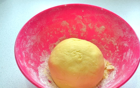 1. Этап. Сырцовые пряники: Соедините с мукой и замесите однородное тесто.